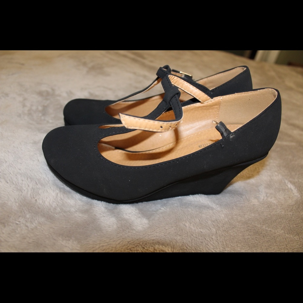Black wedge heels